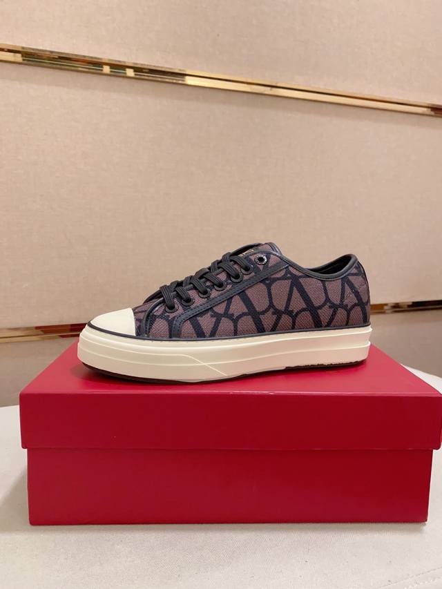 工厂价: 高品质 新款 华伦天奴 Valentino 款新品抢先发售鞋面:意大利进口布面 官网一比一网布内里、乳胶垫脚，奢华升级做工精细，柔软舒适度升级更透气吸